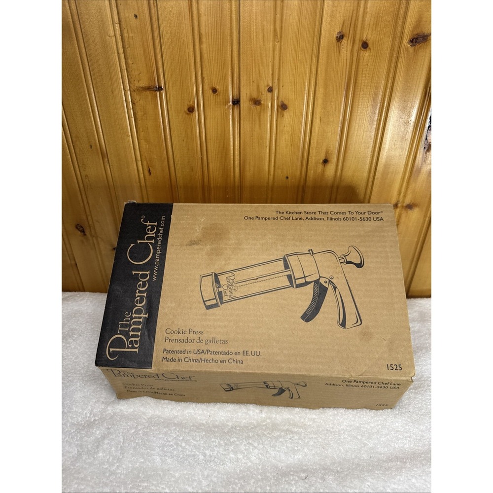 The Pampered Chef 1525 Cookie Press with 16 Discs - White Great Condition In Box